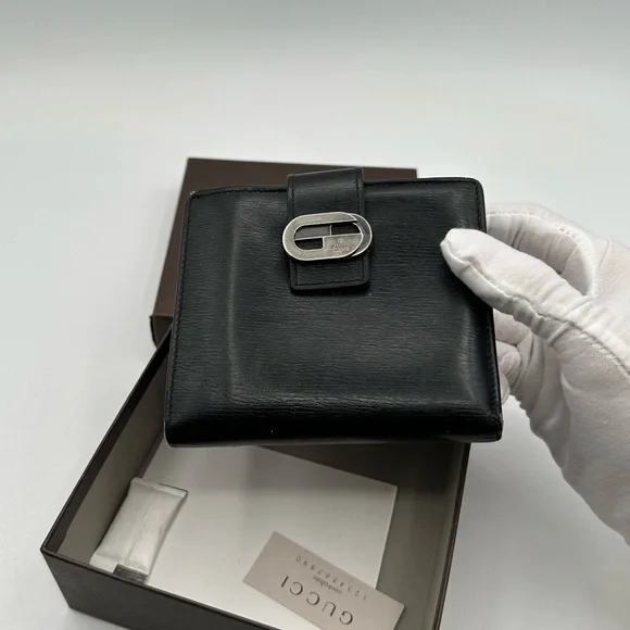 Gucci Leather Clasp Wallet - Picture 2 of 15